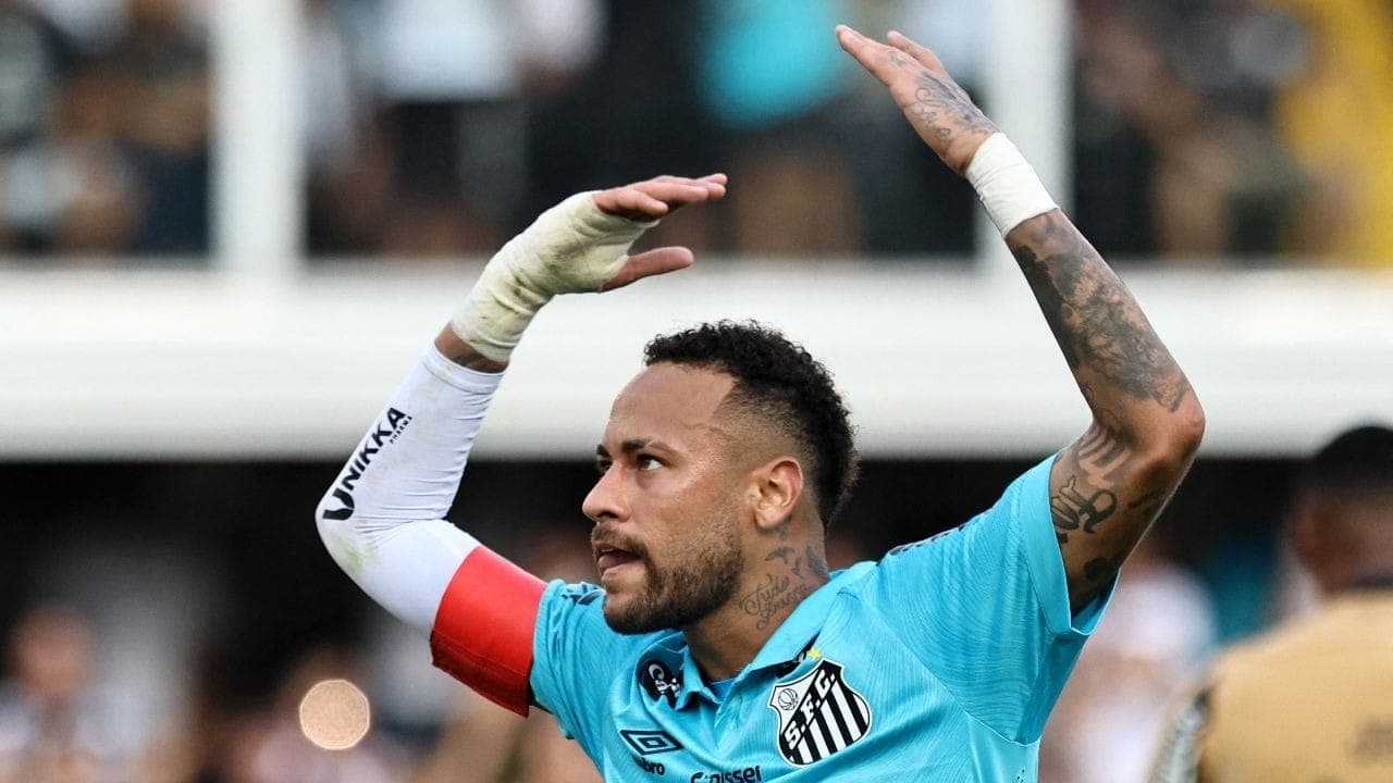 Neymar foi expulso por colocar a mão na bola em jogo do Santos