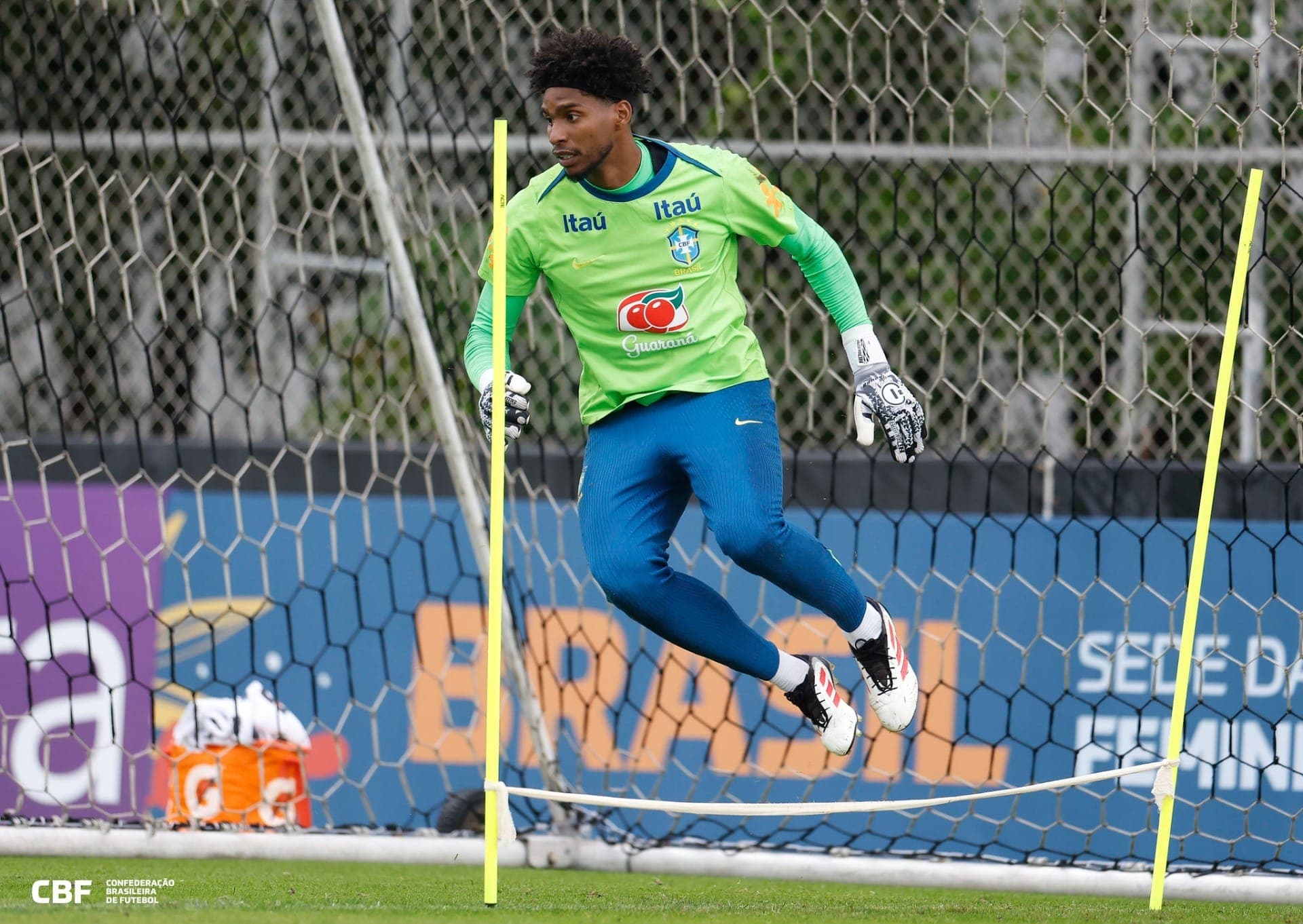 Hugo em treinamento pela Seleção