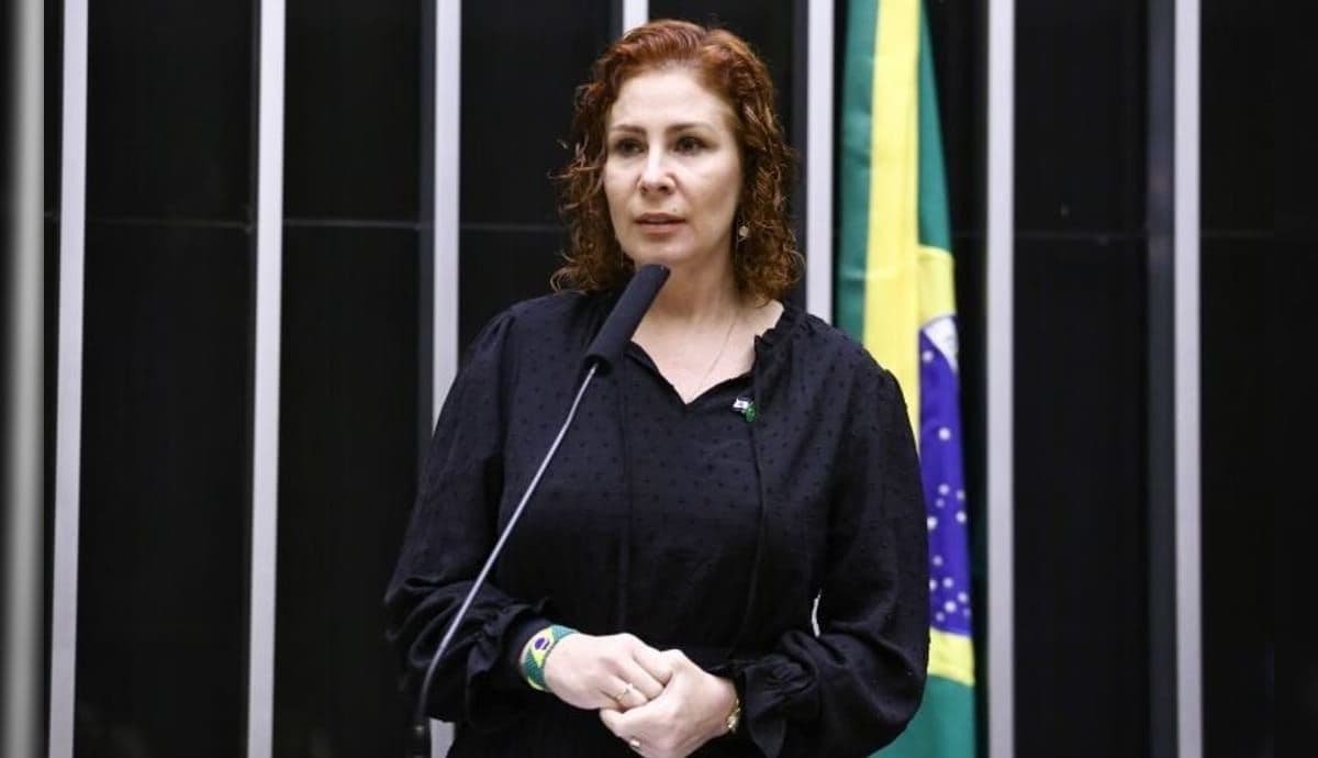 Defesa de Carla Zambelli trabalha arduamente para que extradição não ocorra