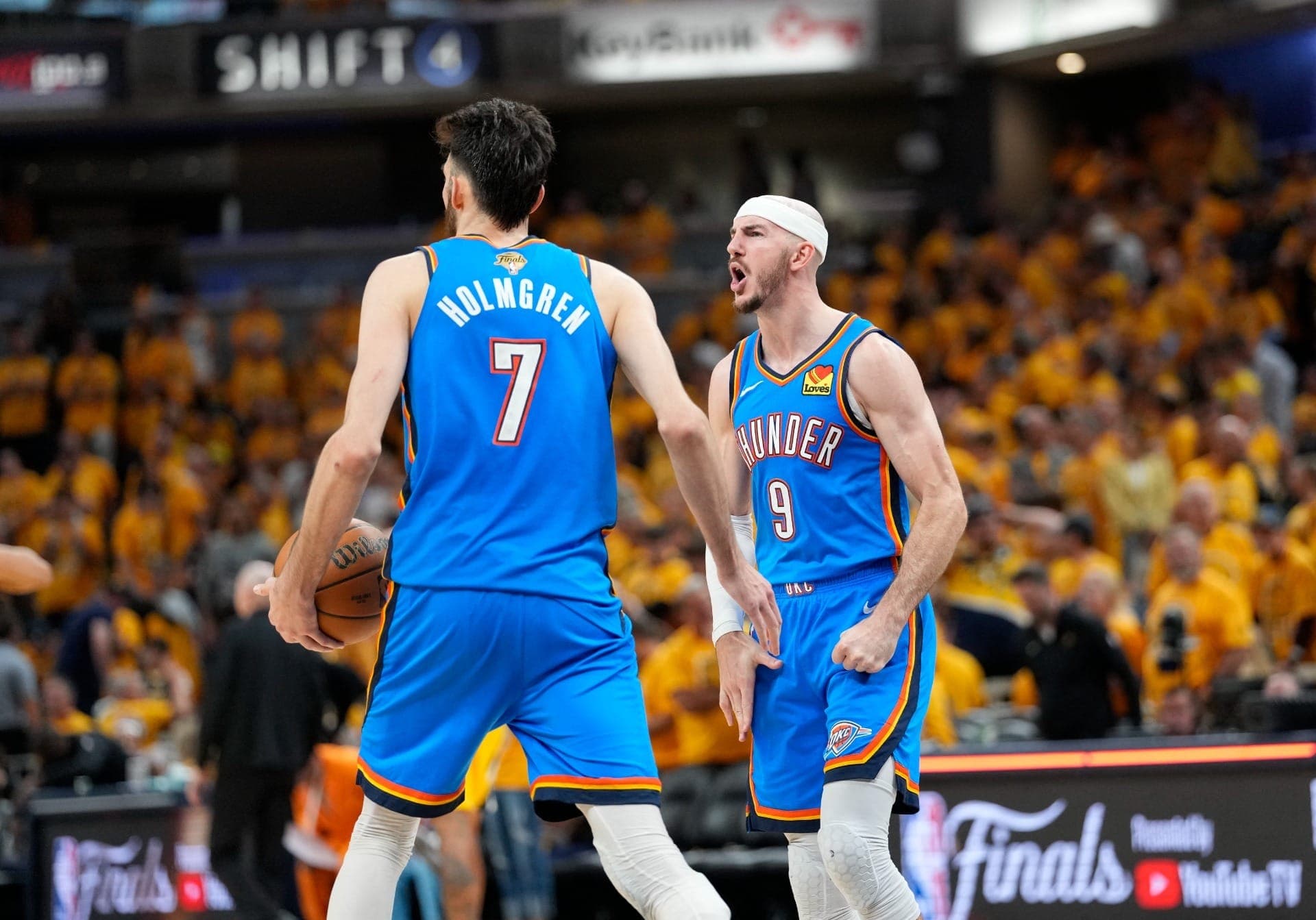 Chet Holmgren e Alex Caruso, jogadores do Thunder