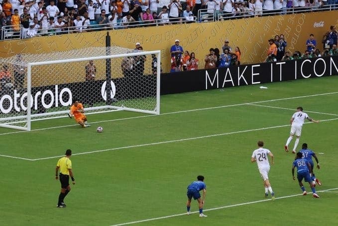 Bono, do Al Hilal, defende pênalti de Valverde