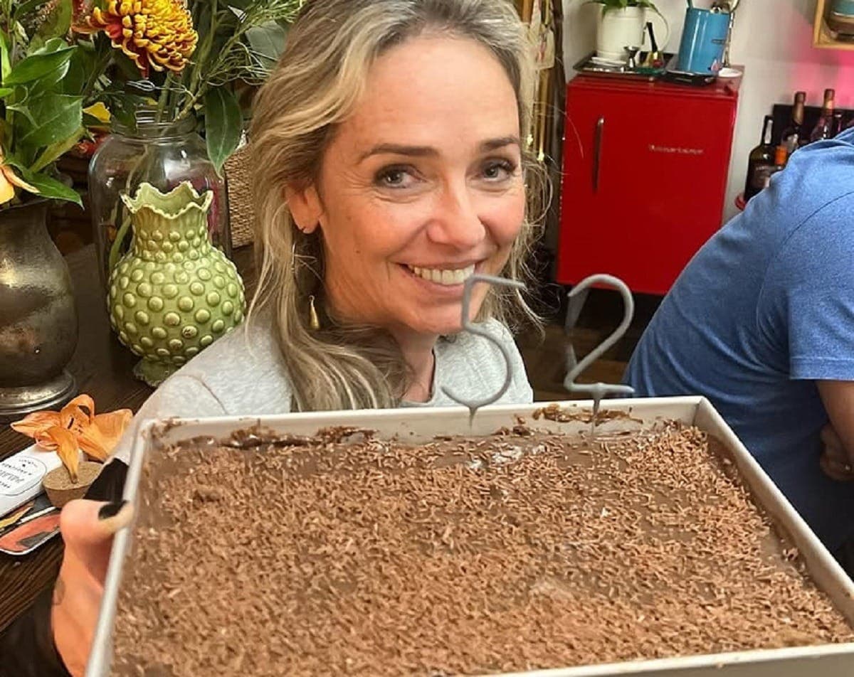 Carole Crema fez bolo para comemorar os 52 anos