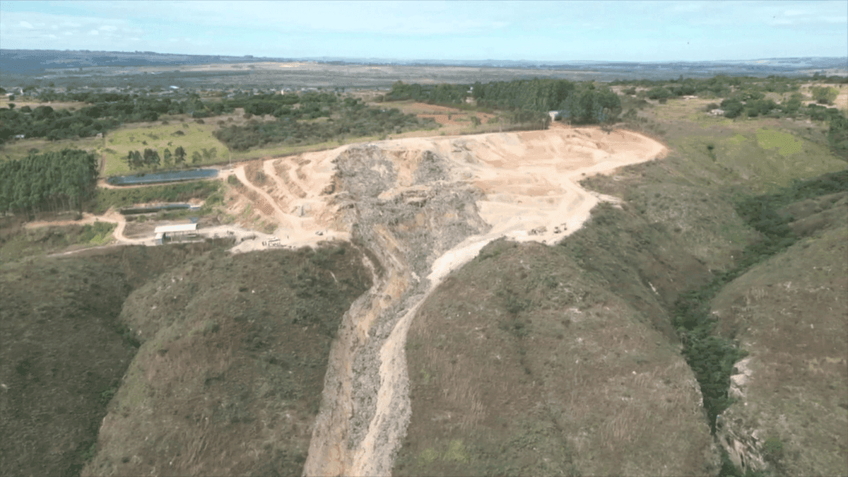 Lixão irregular desaba em Goiás