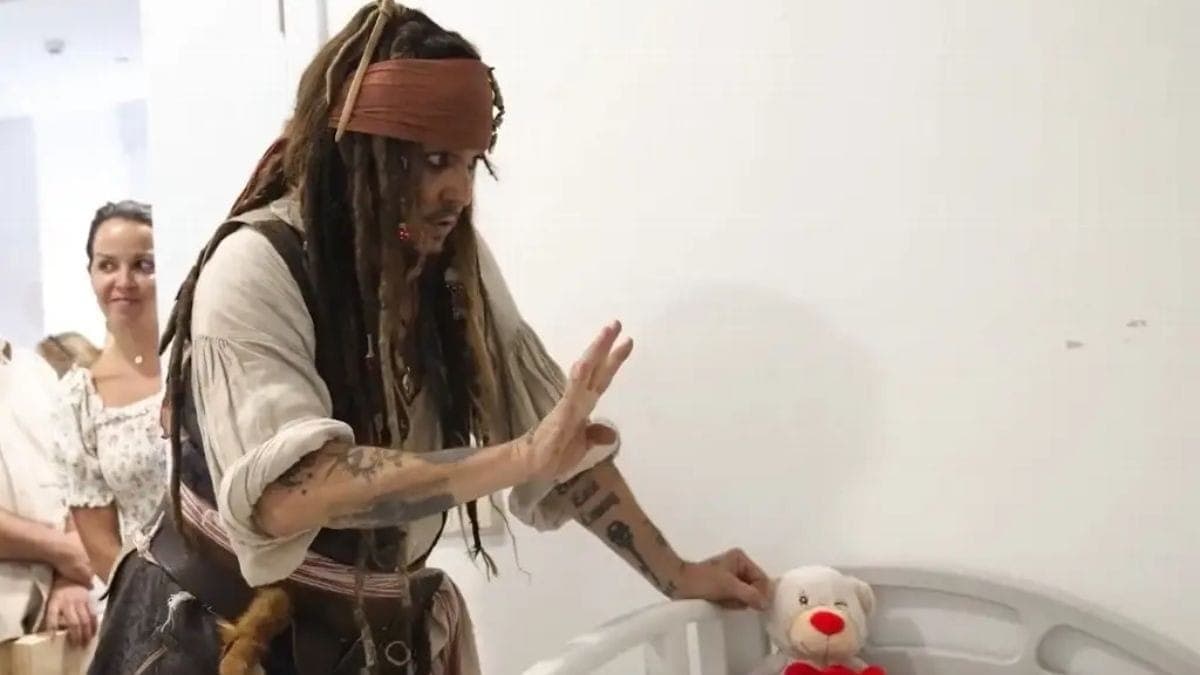 Johnny Depp se veste como Jack Sparrow 