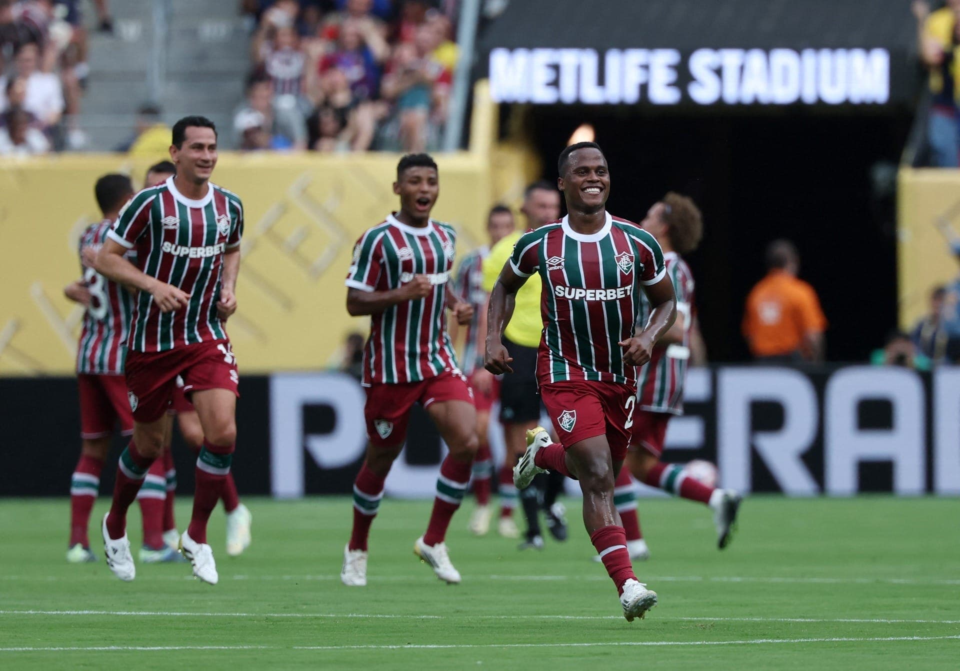 Arias comemora golaço de falta contra o Ulsan