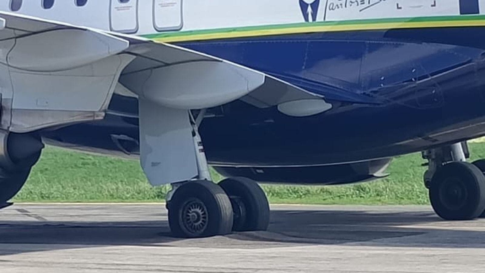 As rodas do avião afundaram no asfalto