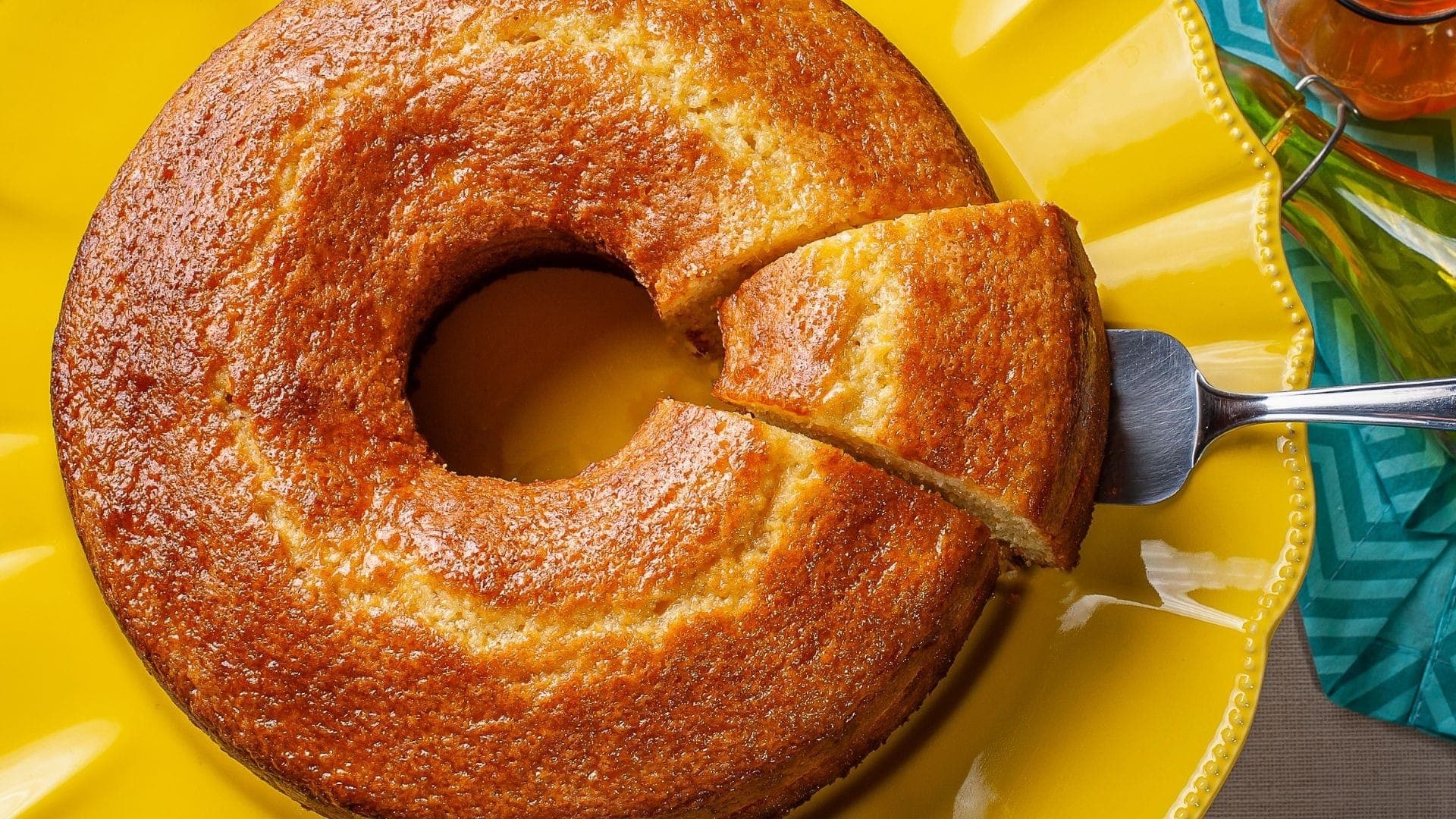 Bolo de milho com requeijão e goiabada 