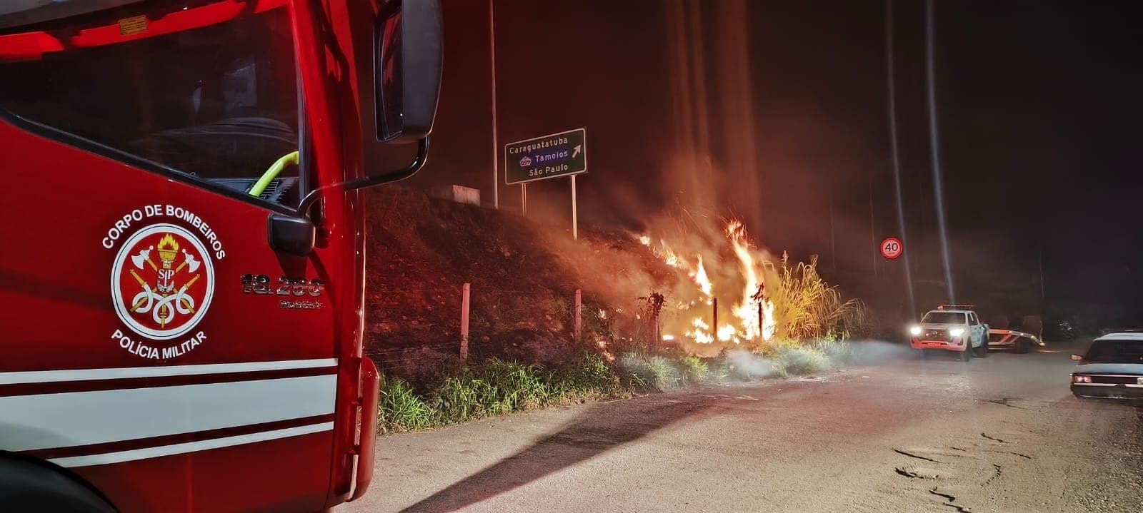 Vegetação às margens da Rodovia dos Tamoios é atingida por incêndio em Caraguatatuba