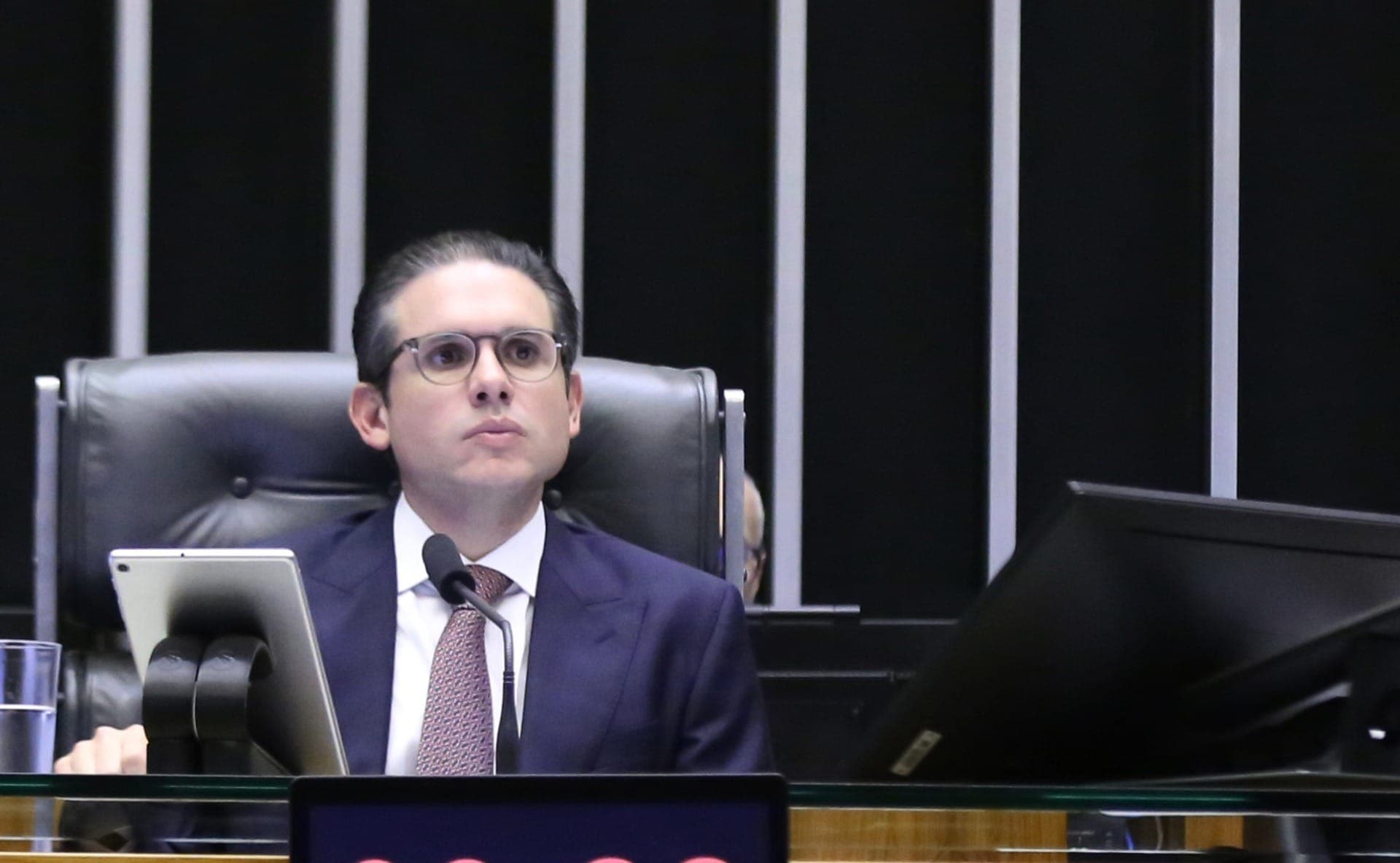 Hugo Motta durante sessão na Câmara