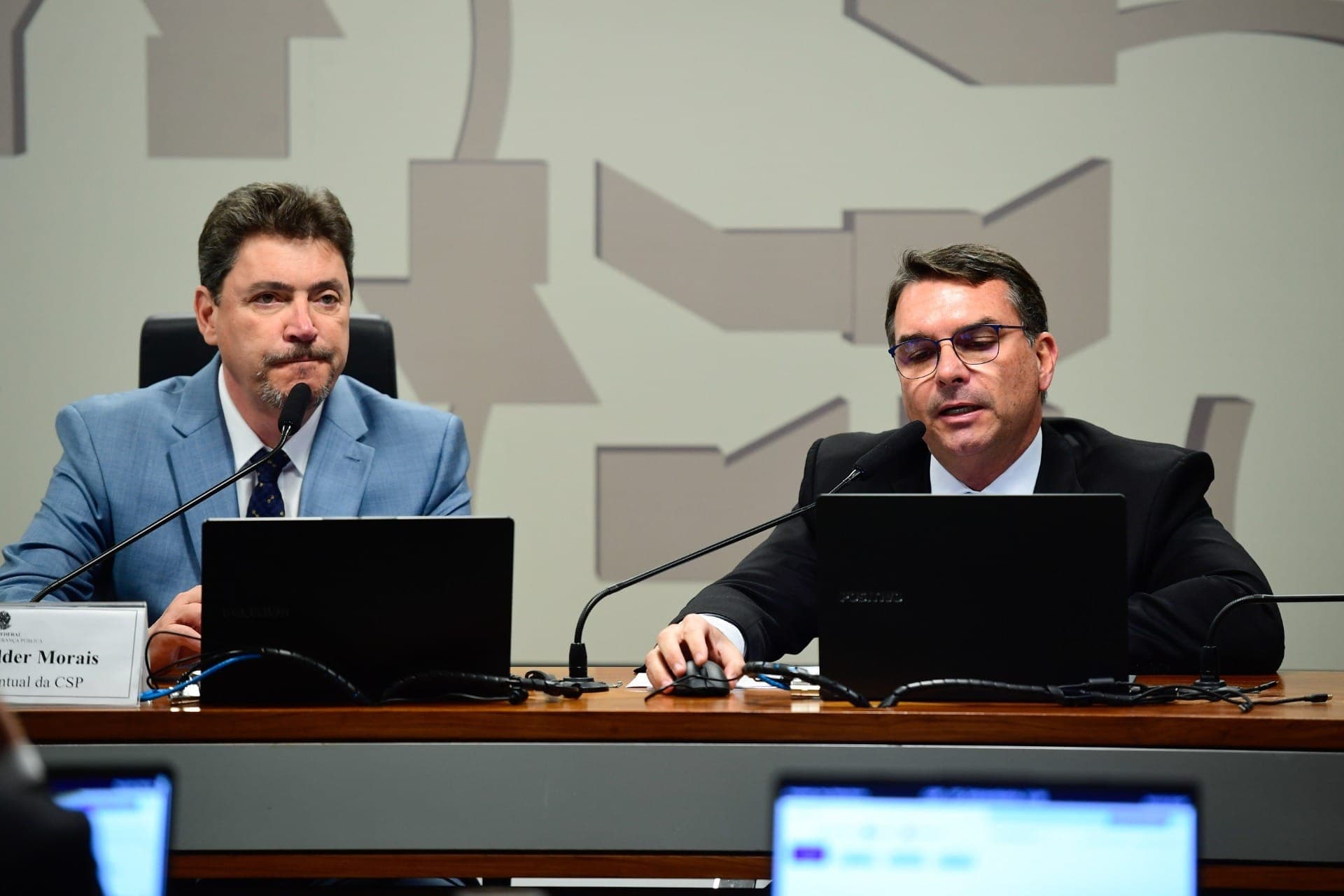 Os senadores Wilder Morais e Flávio Bolsonaro