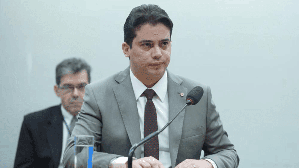 Deputado federal Júnior Mano 