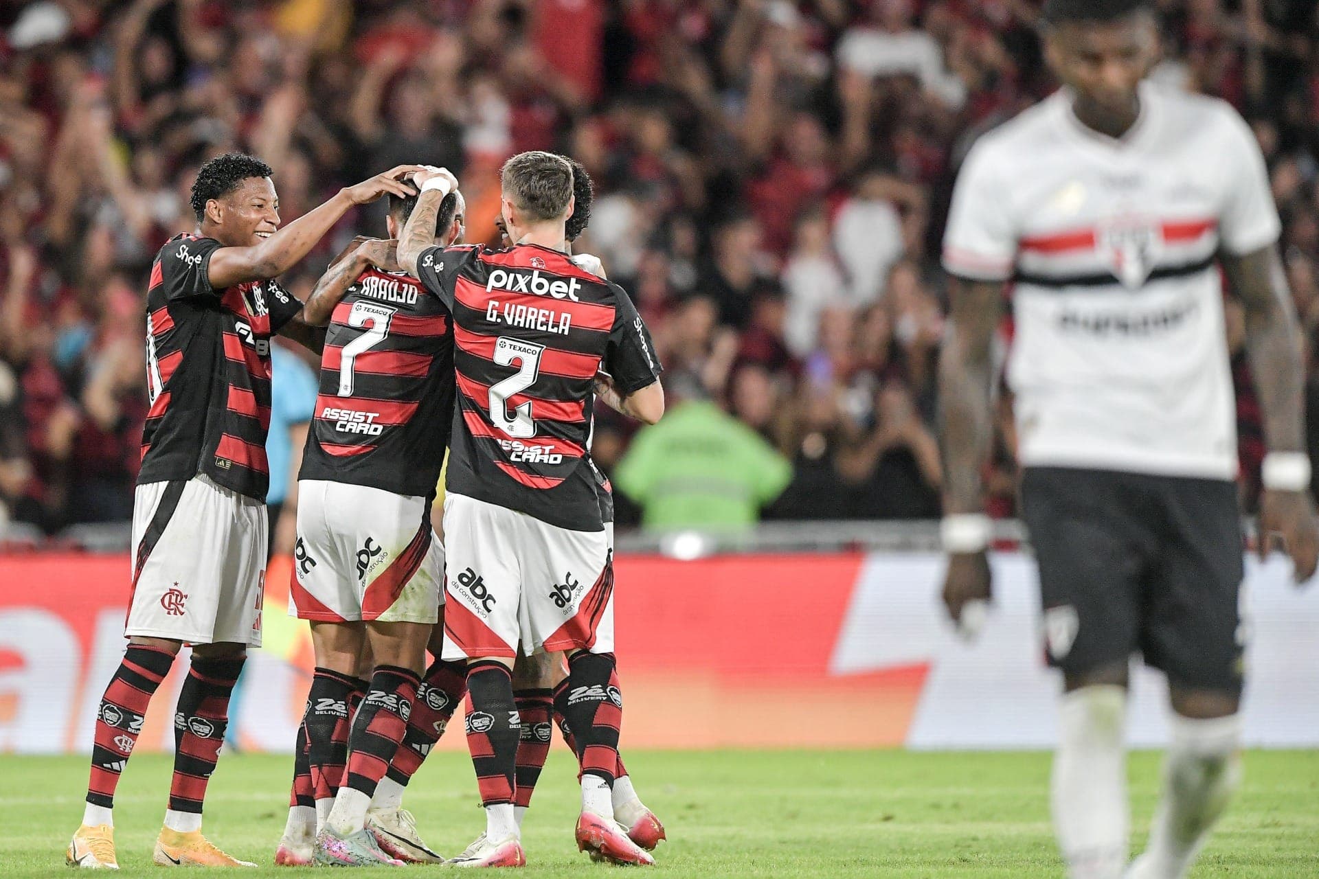 Luiz Araújo abriu o placar no Maracanã com um golaço