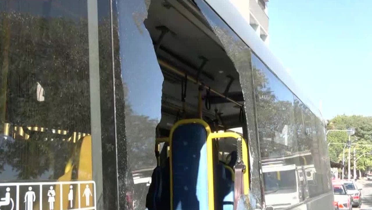 Ônibus alvo de ataque em SP