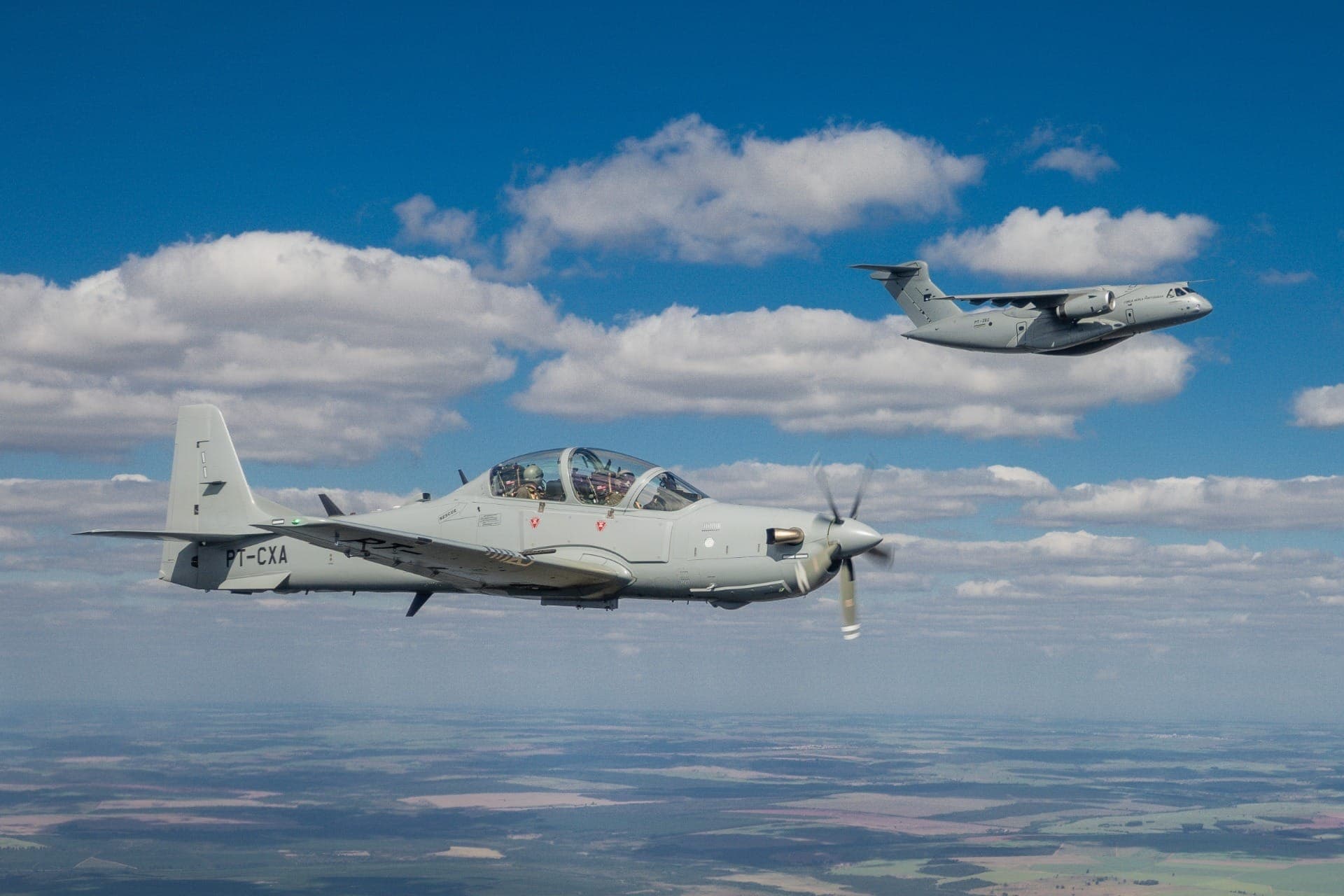 Embraer e Força Aérea Portuguesa celebram entrega do terceiro KC-390 e voo inaugural do A-29N