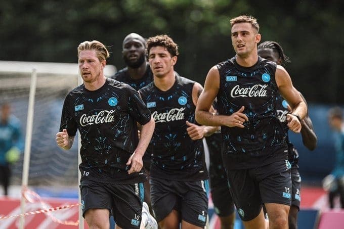 De Bruyne treina no Napoli