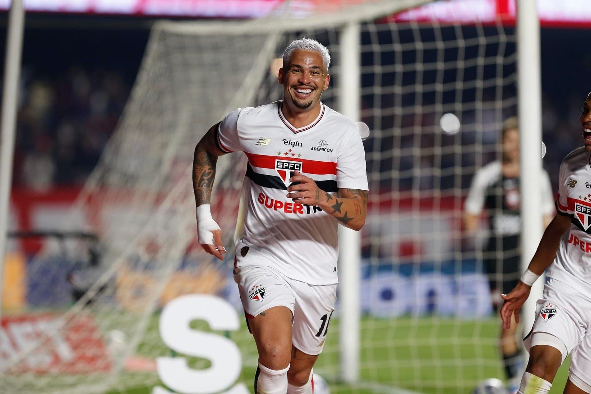 Luciano comemora gol do São Paulo no clássico