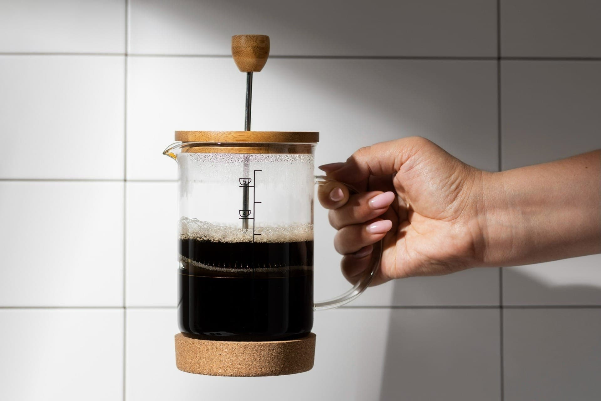 O método da prensa francesa prepara um café forte e aromático 