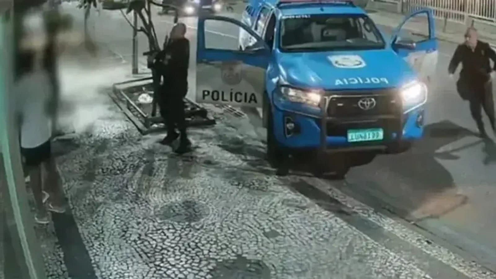 Os PMs foram flagrados por câmeras de segurança 