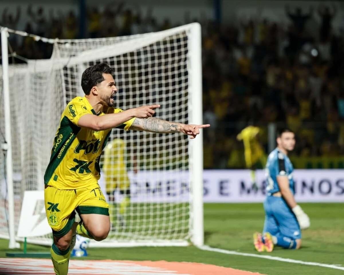 Alesson, do Mirassol, comemora contra o Vasco