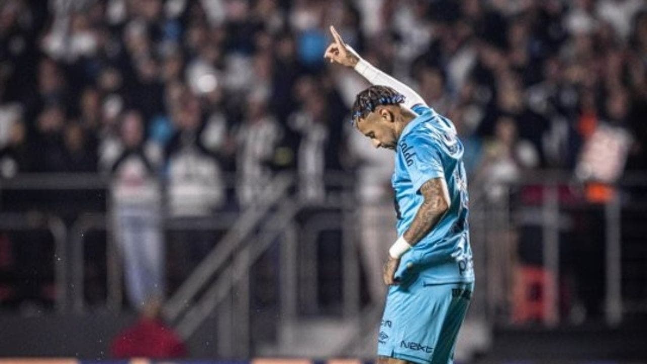 Neymar celebra gol pelo Santos no Morumbi