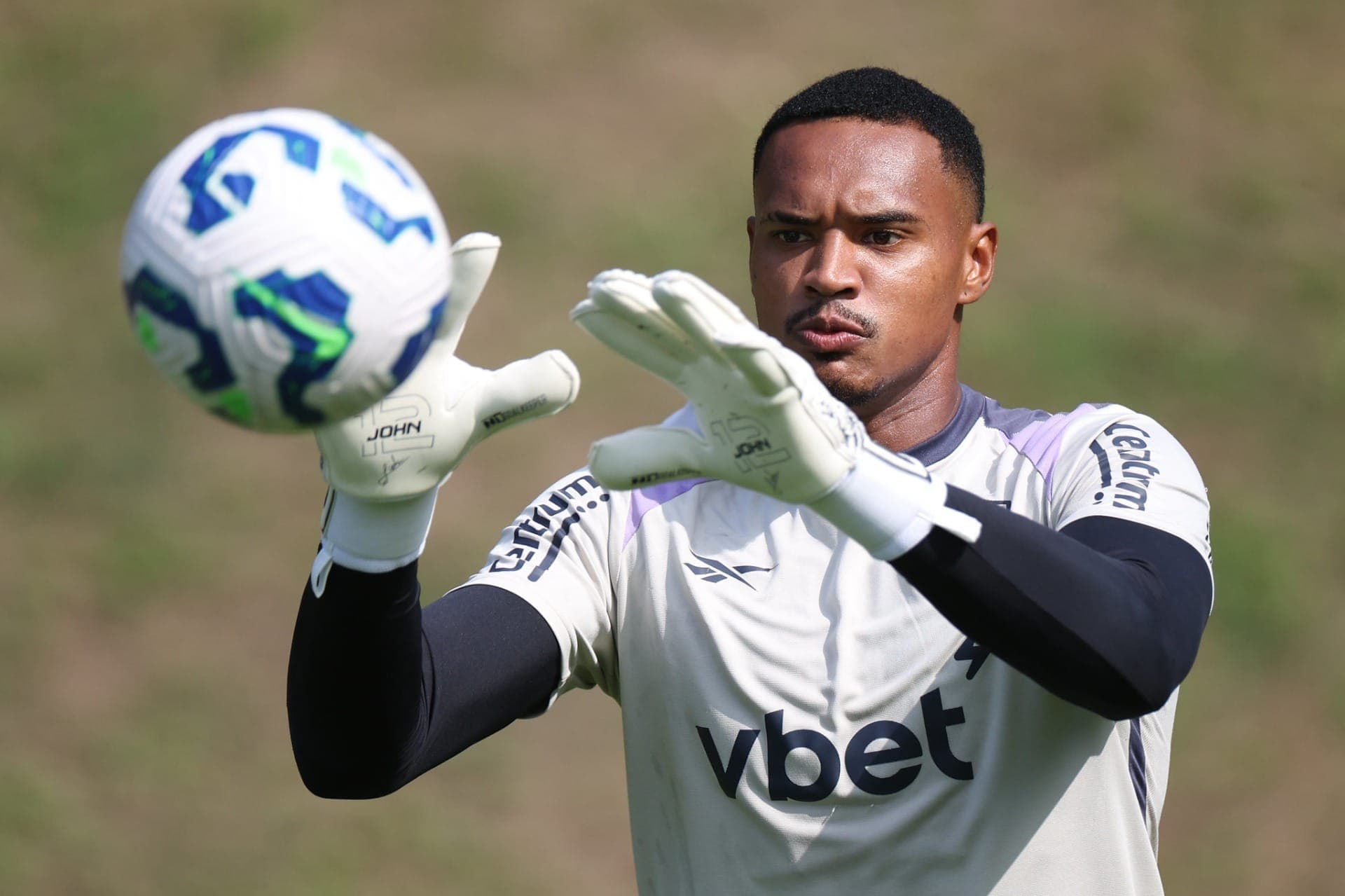Goleiro John quer ir para Europa