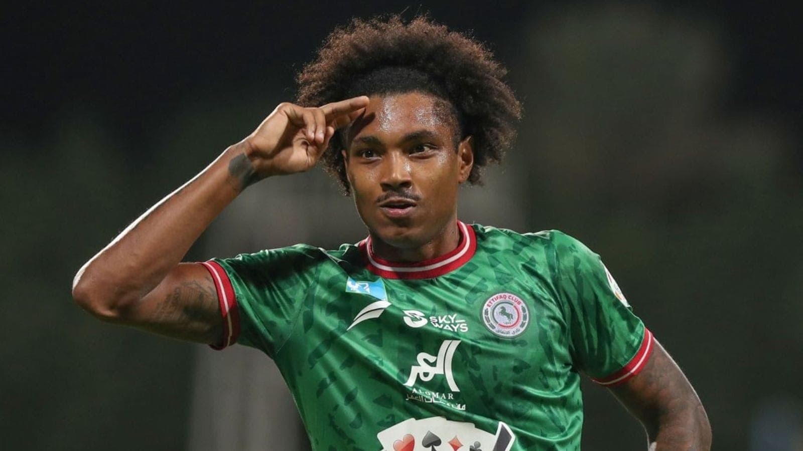 Vitinho comemora gol no Al Ettifaq