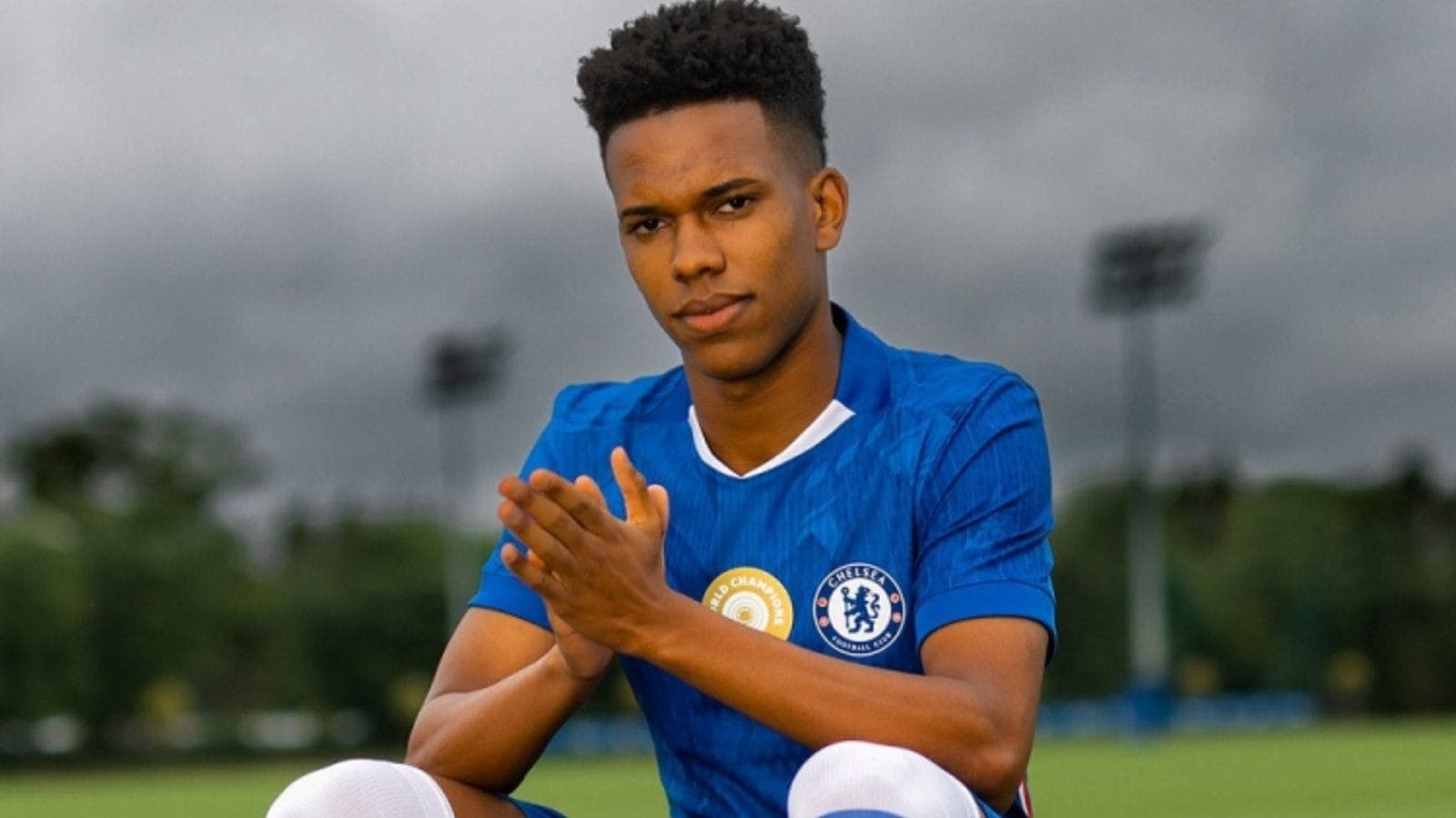 Estêvão, com a camisa do Chelsea