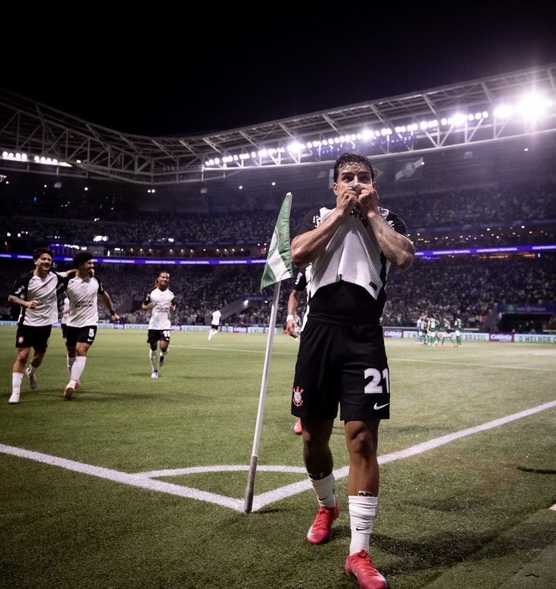 Matheus Bidu comemora gol do Corinthians