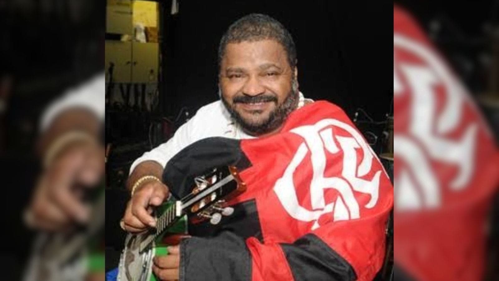 Arlindo Cruz, com uma bandeira do Flamengo