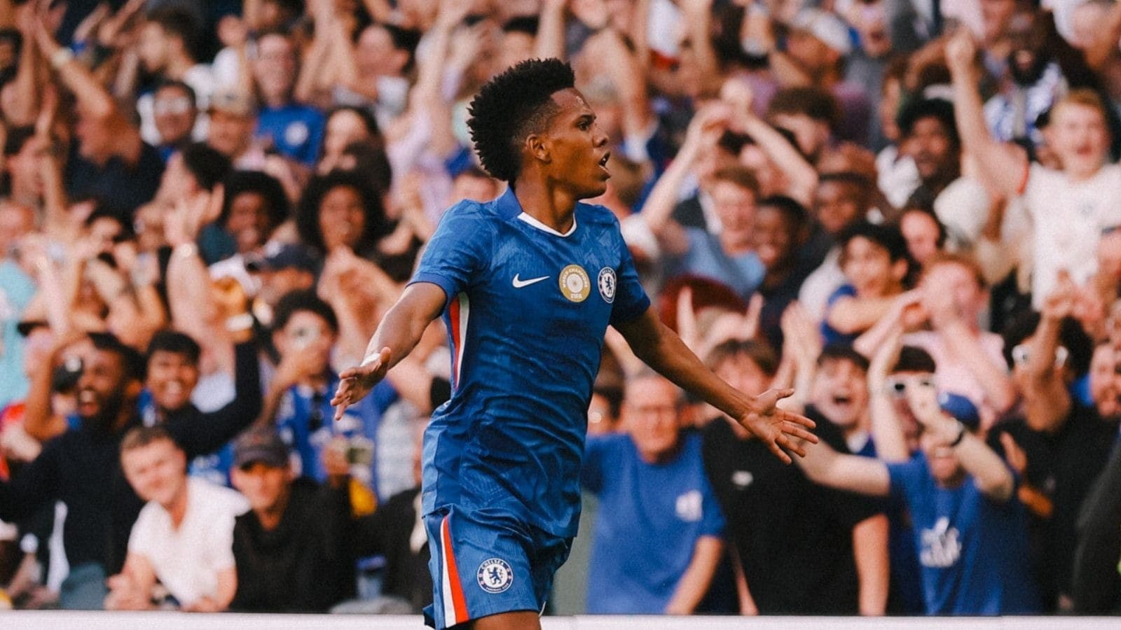 Estêvão comemora gol na estreia pelo Chelsea