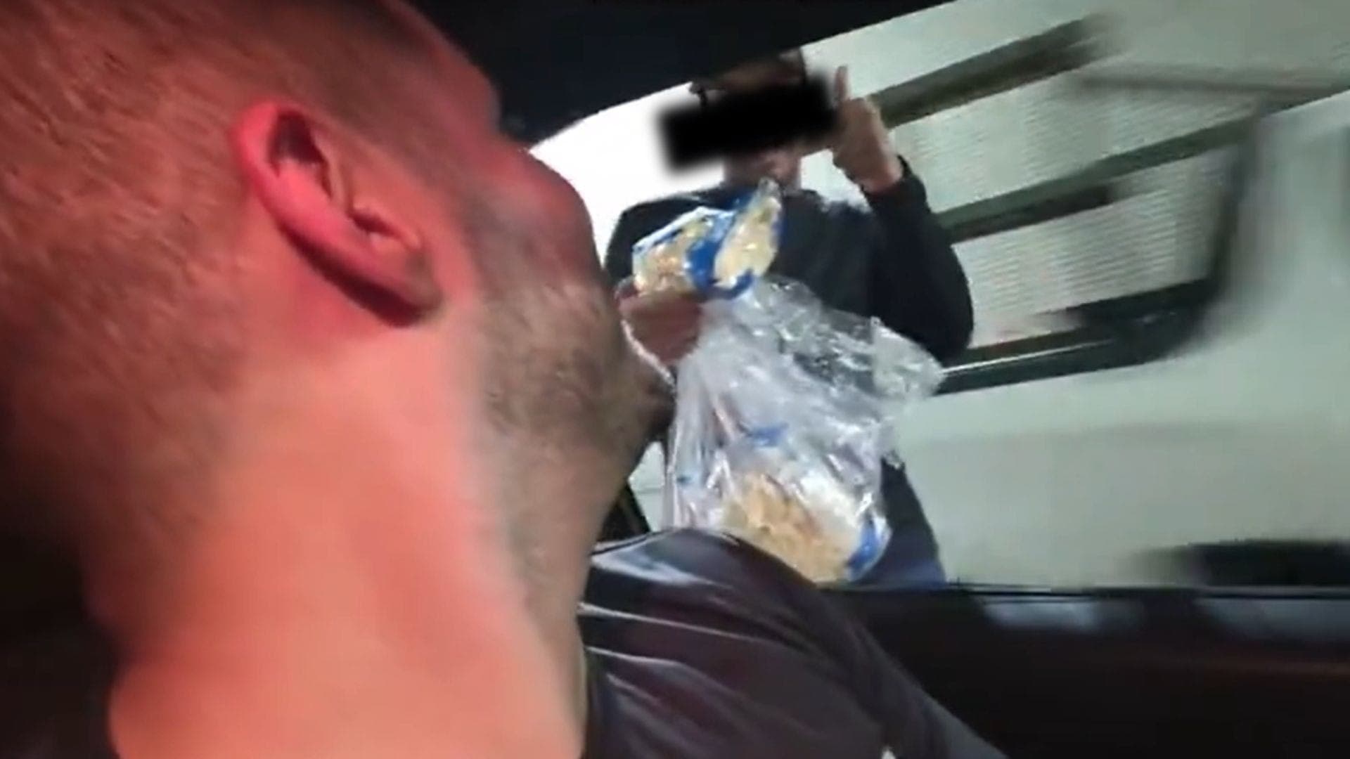Streamer teve o celular roubado durante live