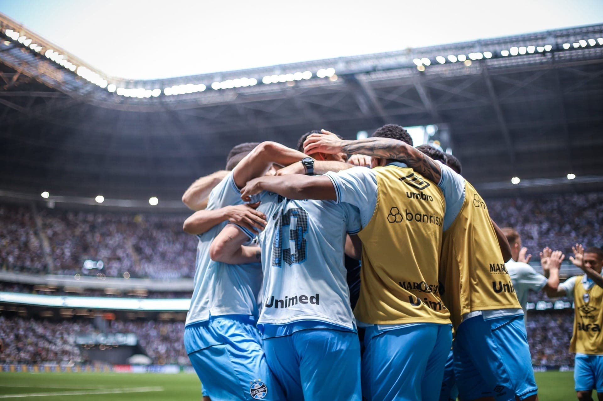Jogadores do Grêmio comemorando
