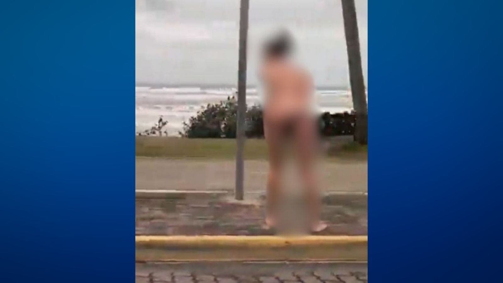 Mulher nua em Itanhaém