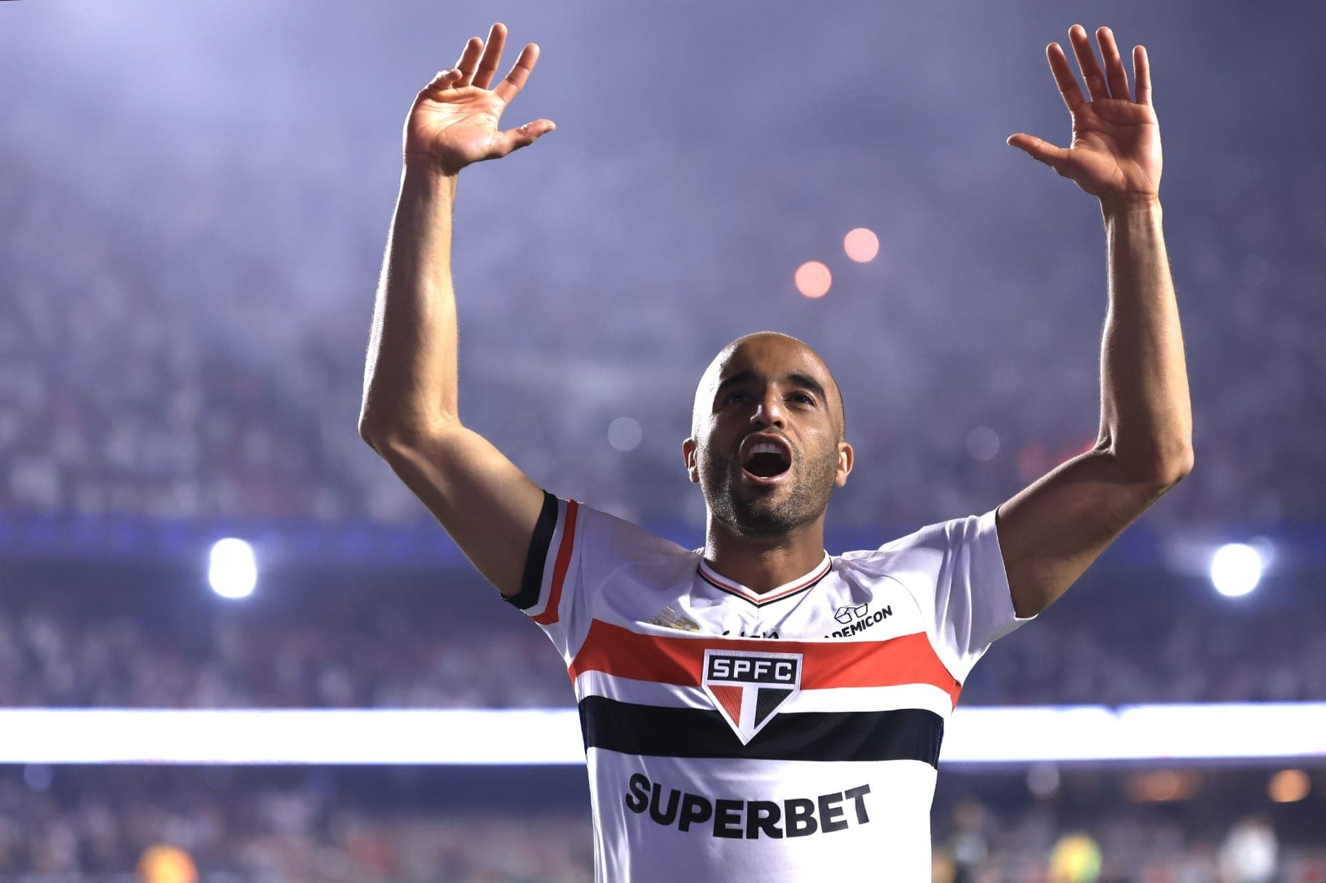Lucas Moura festeja no Morumbi