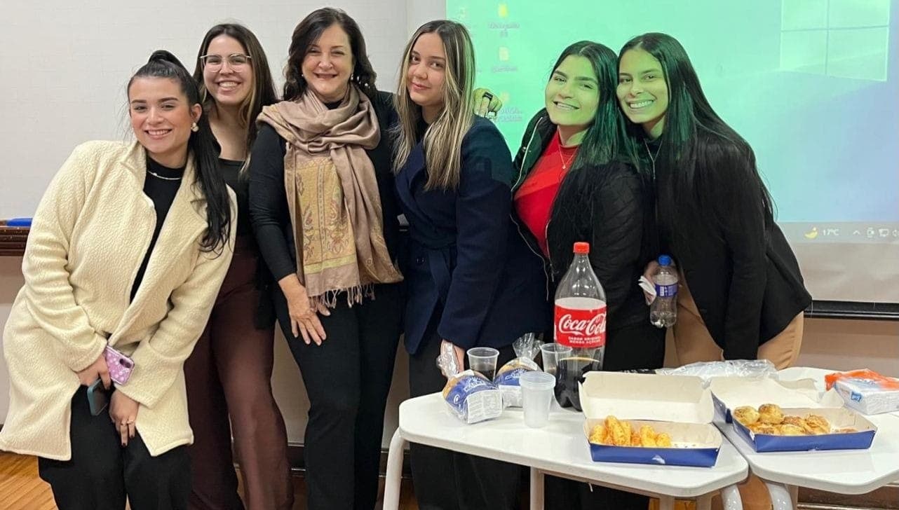 Janete Almenara e alunas durante a celebração