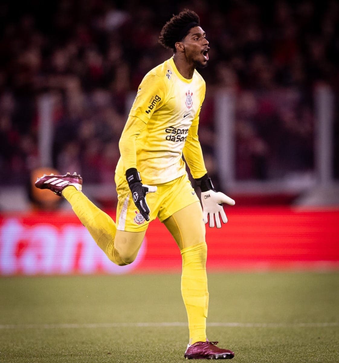 Hugo Souza, na partida contra o Athletico-PR
