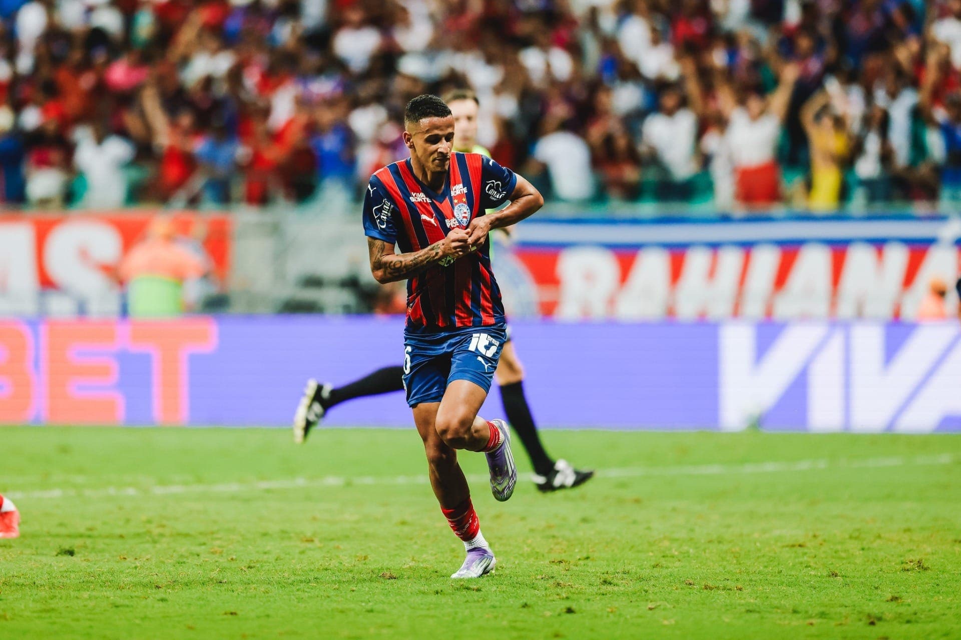 Luciano Juba comemora gol do Bahia