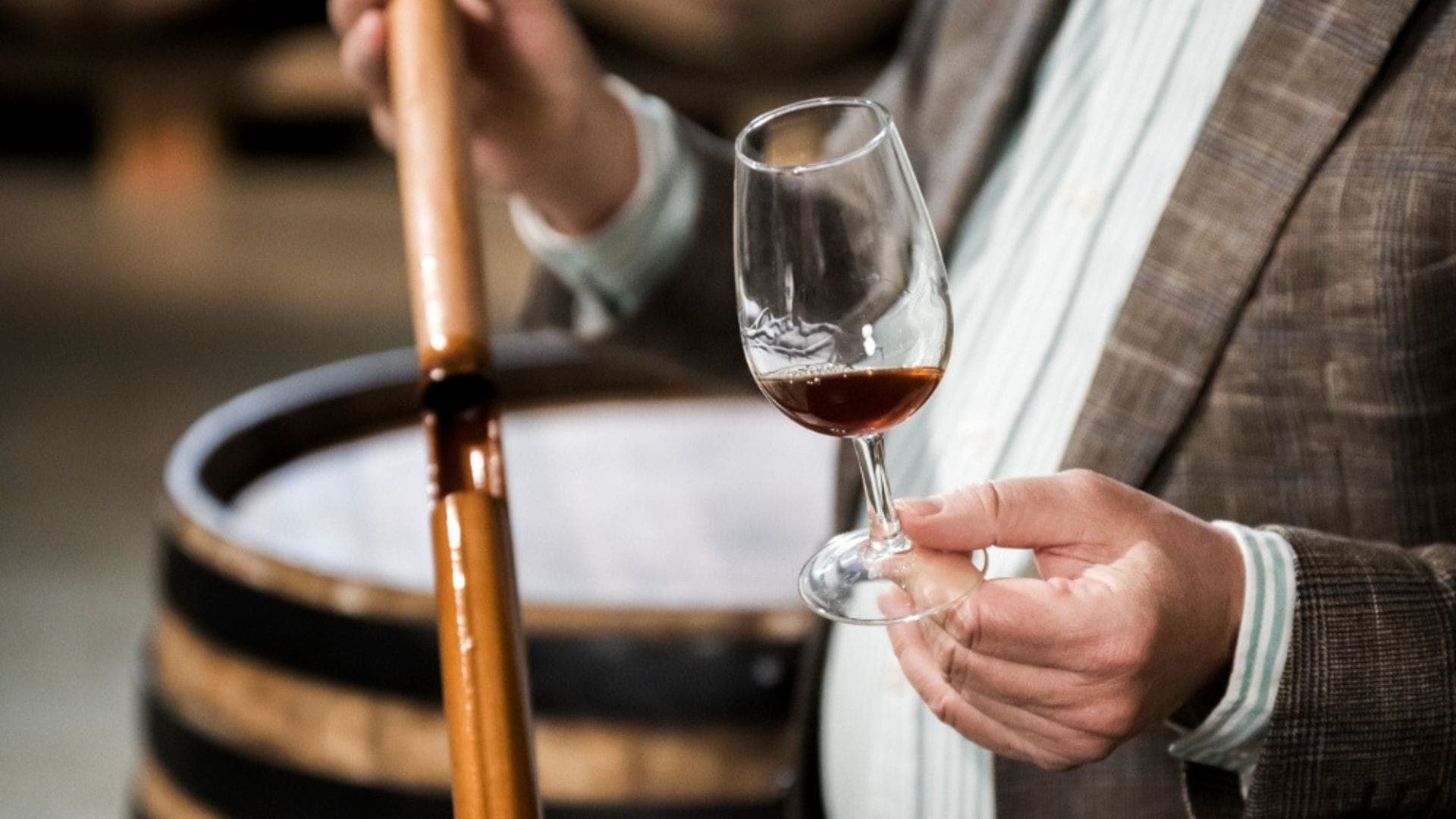 Sommelier trabalha com vinho