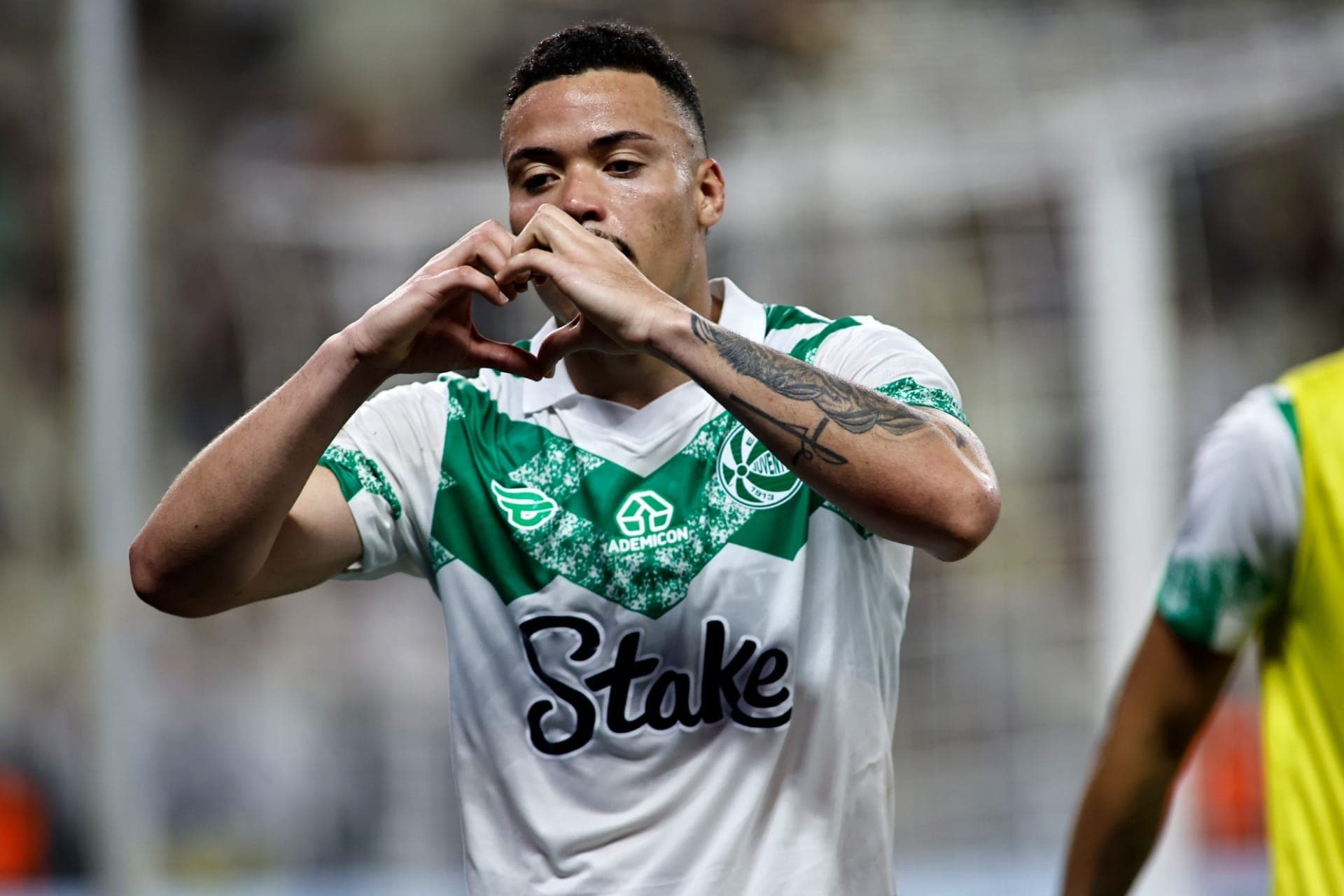 Mandaca comemora gol da vitória