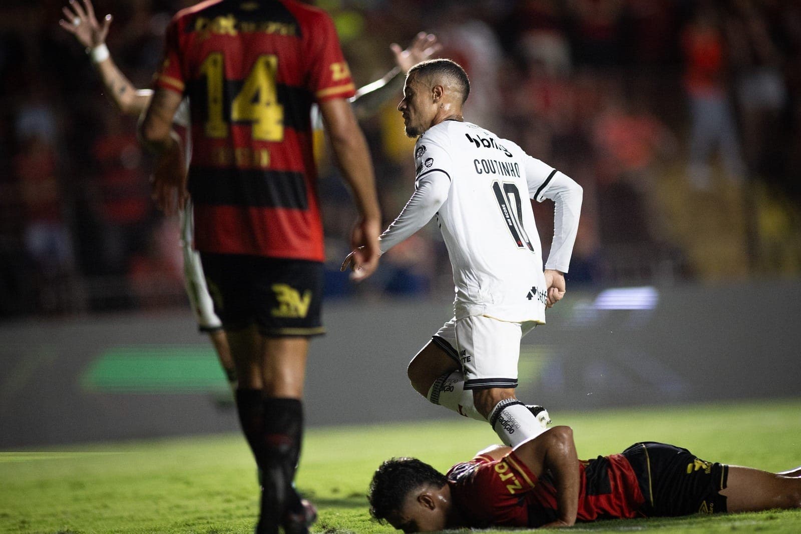 Coutinho comemora gol do Vasco contra o Sport