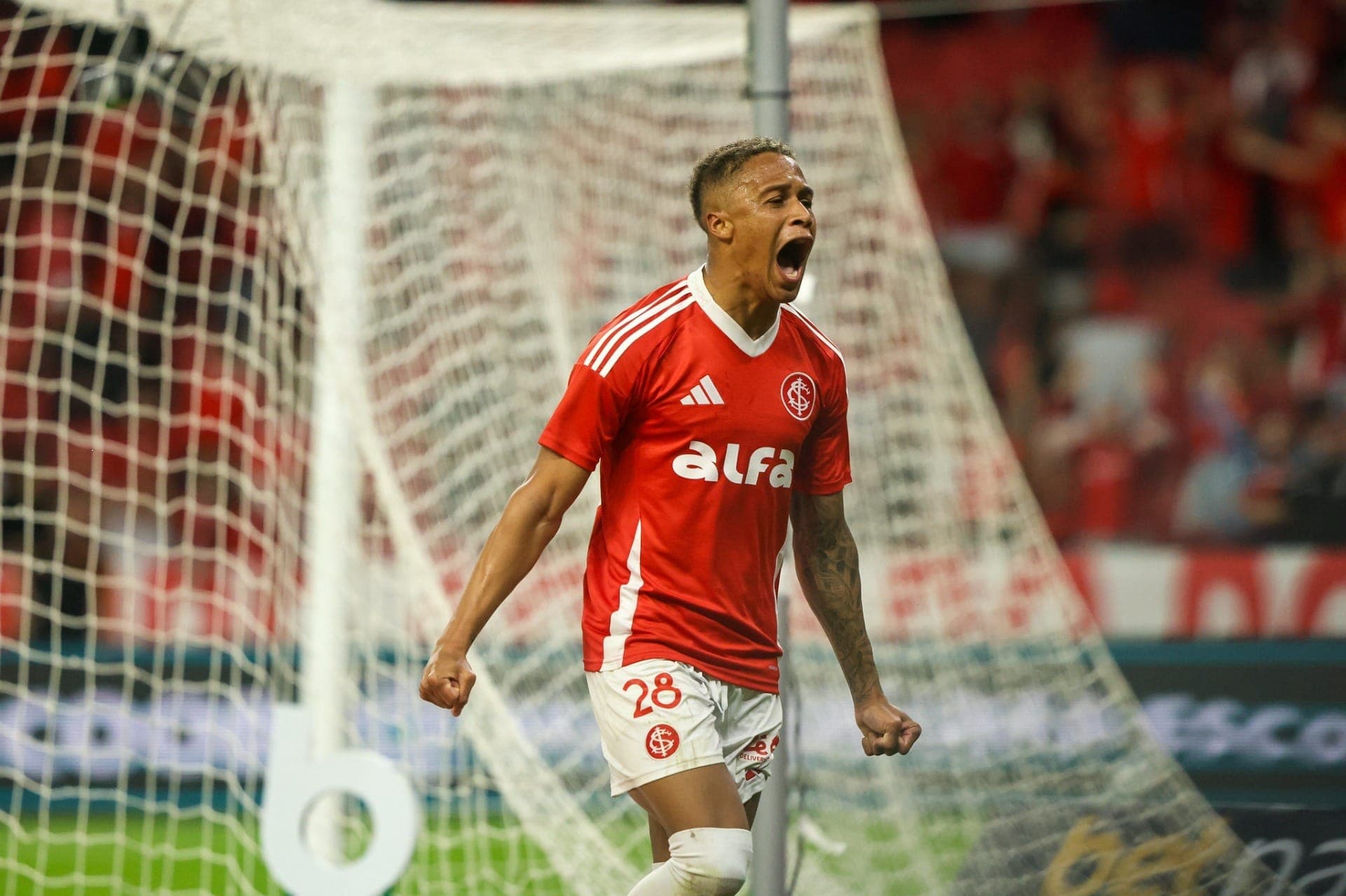 Vitinho comemora gol do Inter