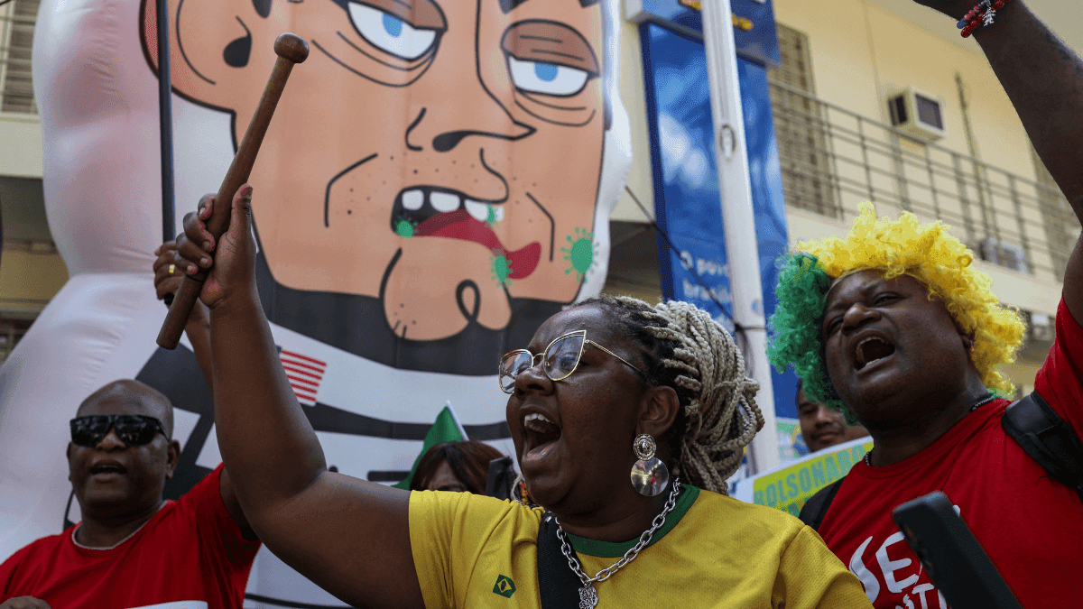 Propaganda da esquerda indica que PT pode desavermelhar 