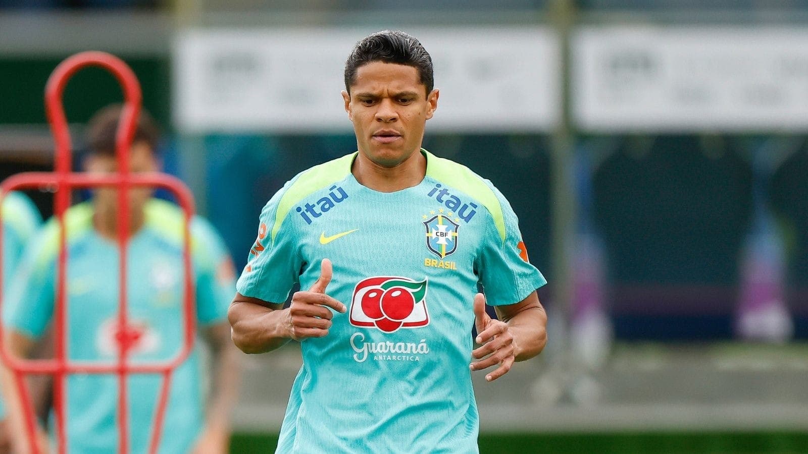 Douglas Santos voltará a ser titular na lateral da Seleção Brasileira, após atuação fraca de Alex Sandro