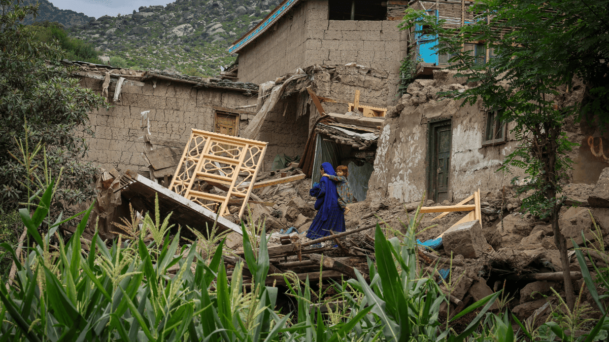 Terremoto de magnitude 6 que atingiu o Afeganistão destrói casas e deixa população desabrigada