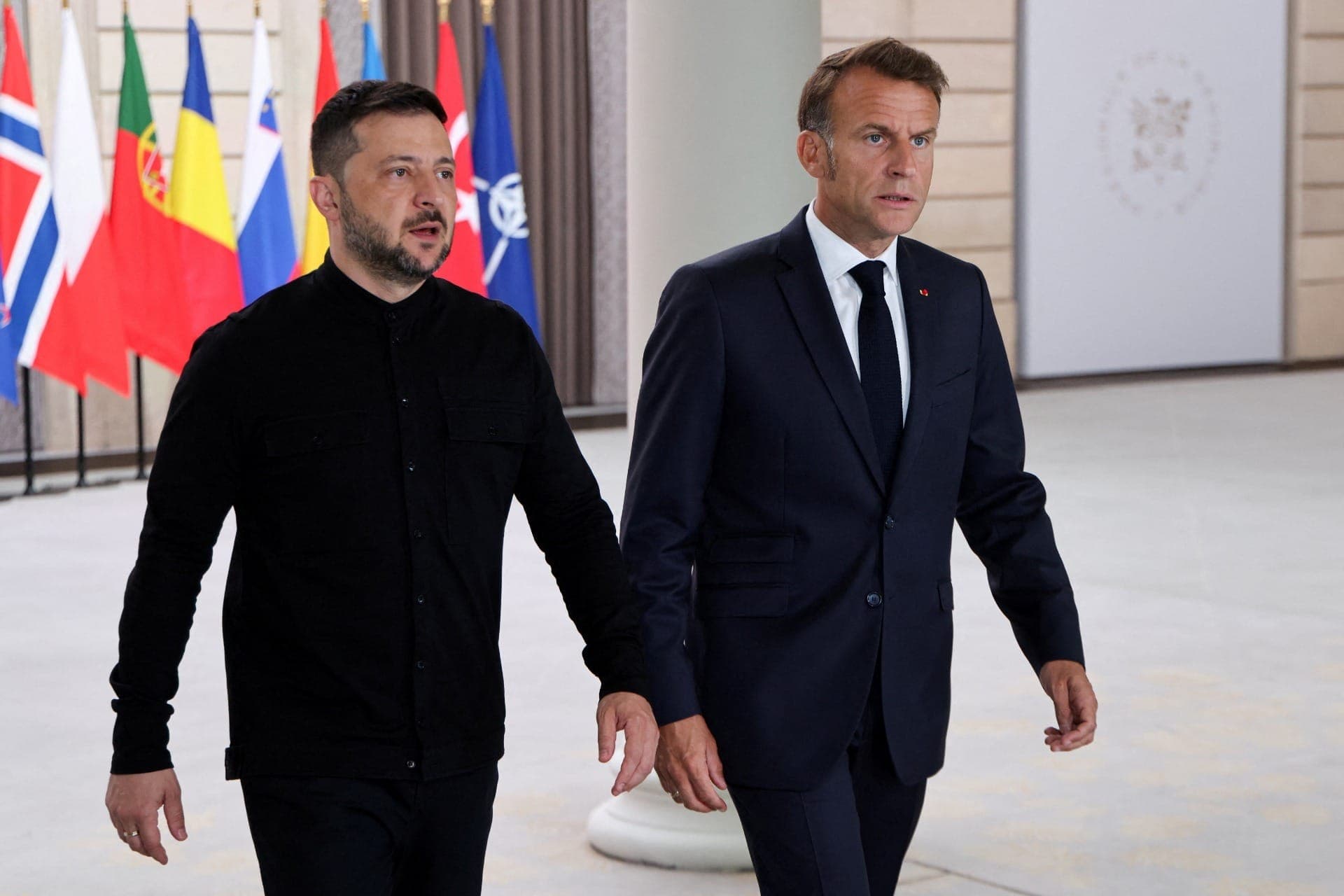 Volodymyr Zelensky e Emmanuel Macron em Paris
