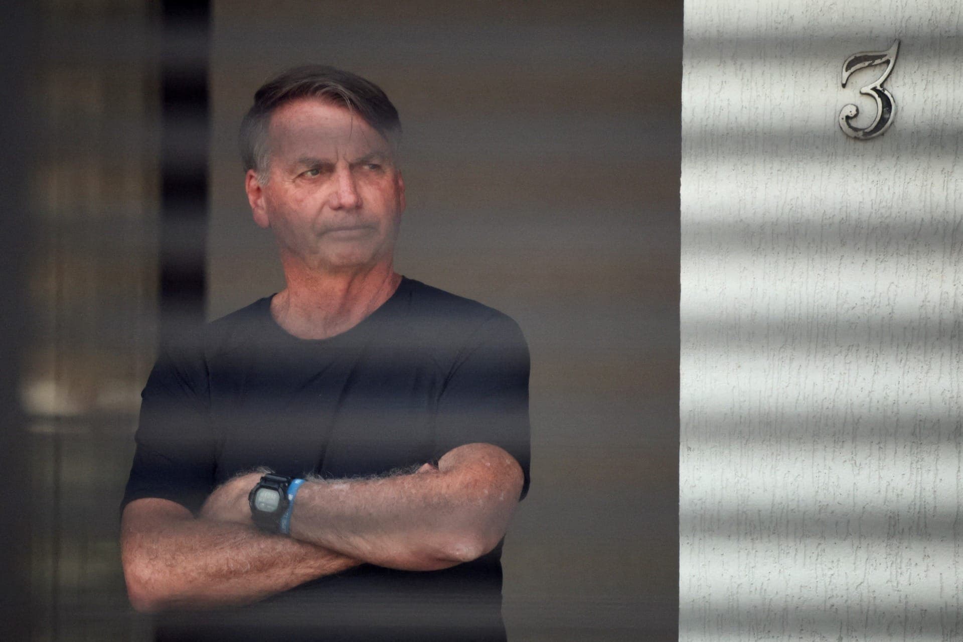 Jair Bolsonaro está em prisão domiciliar, mas defesa tenta reverter cautelar