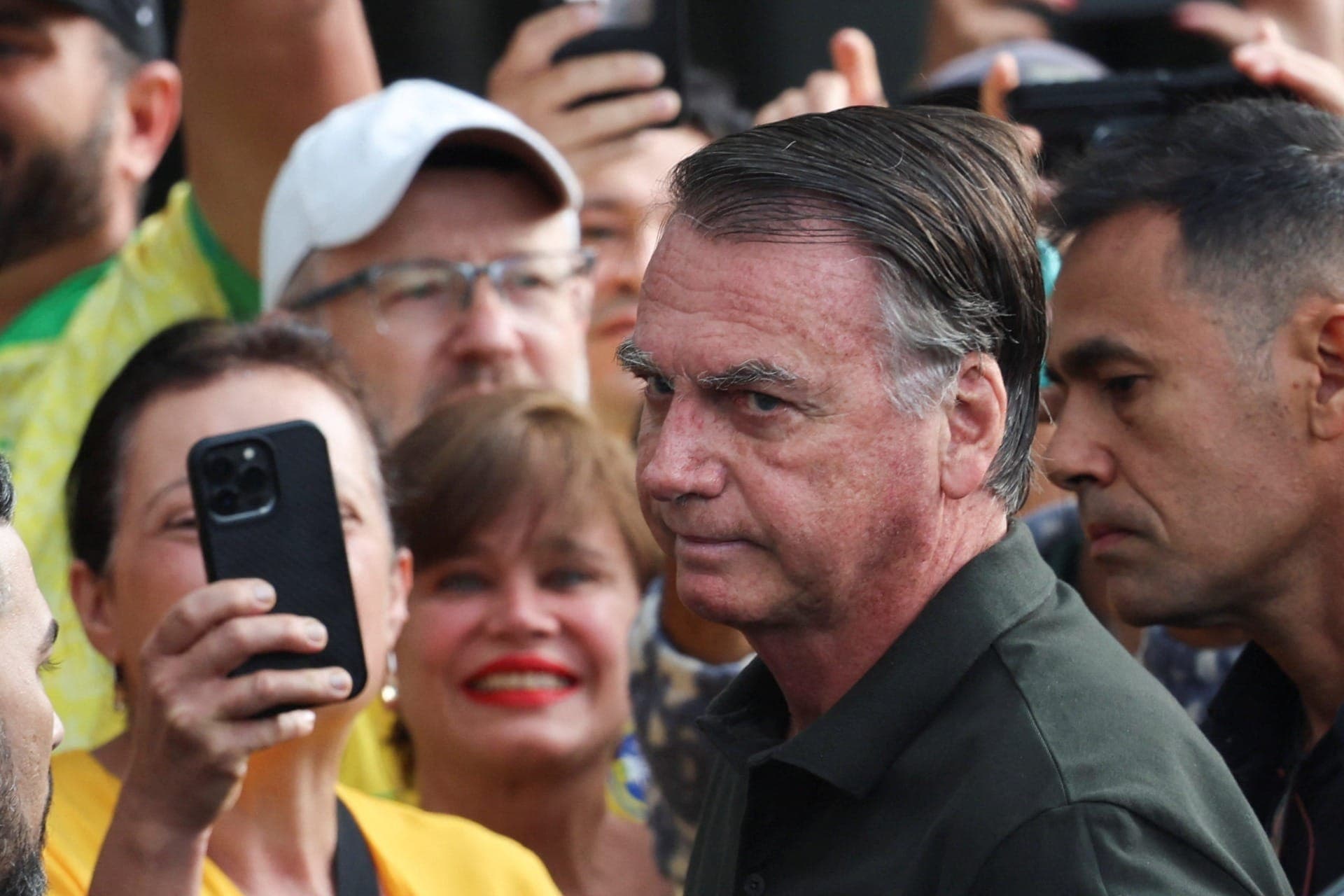 Bolsonaro está internado com broncopneumonia
