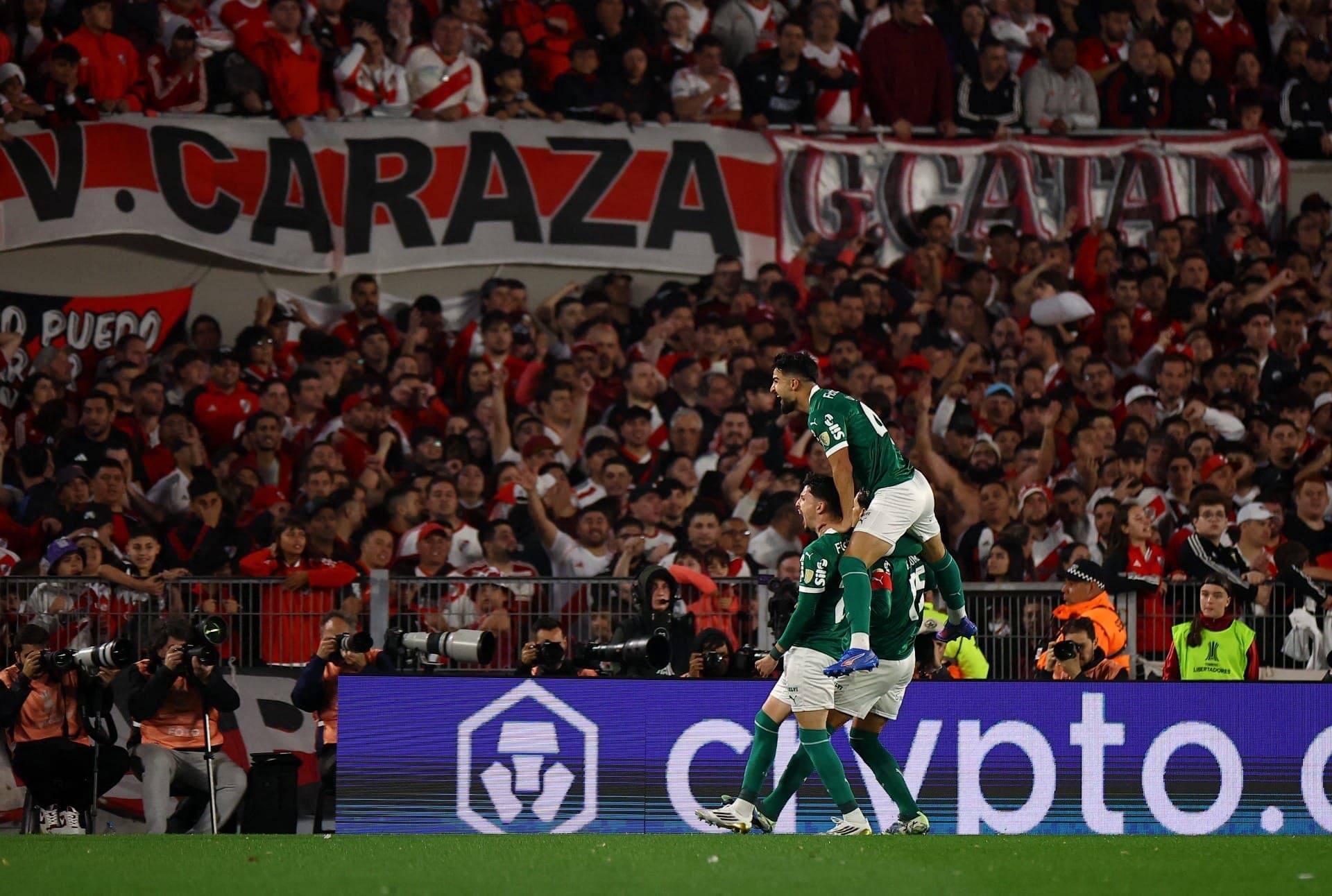 Palmeiras comemora fora de casa