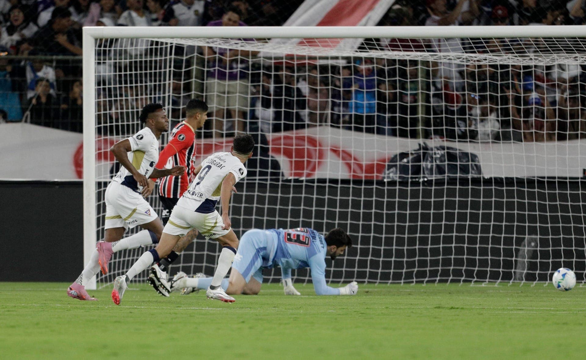 Rafael no gol do Espinosa