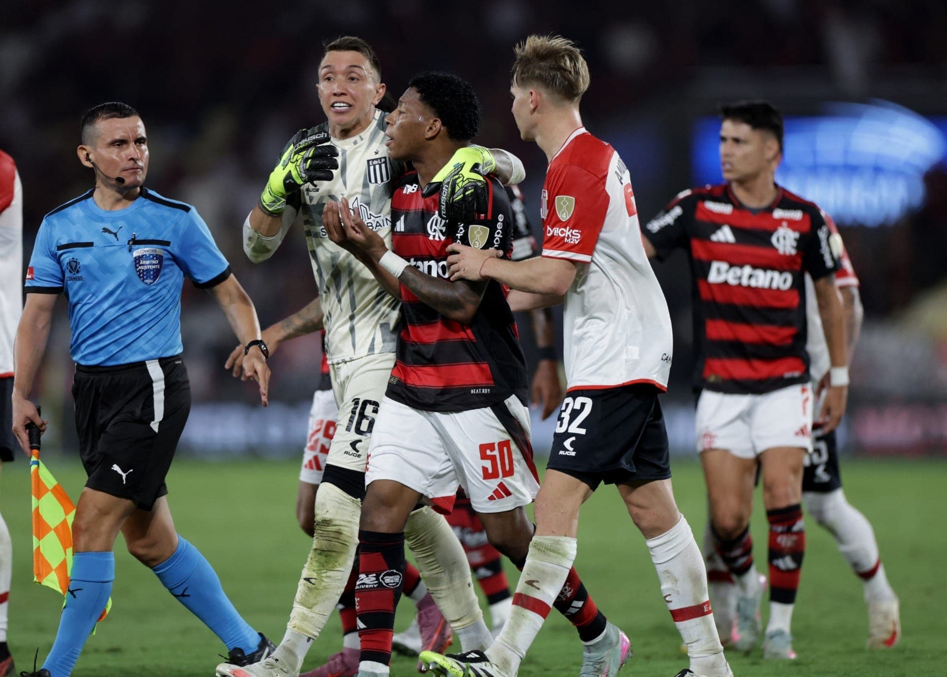 Plata é retirado do gramado após expulsão
